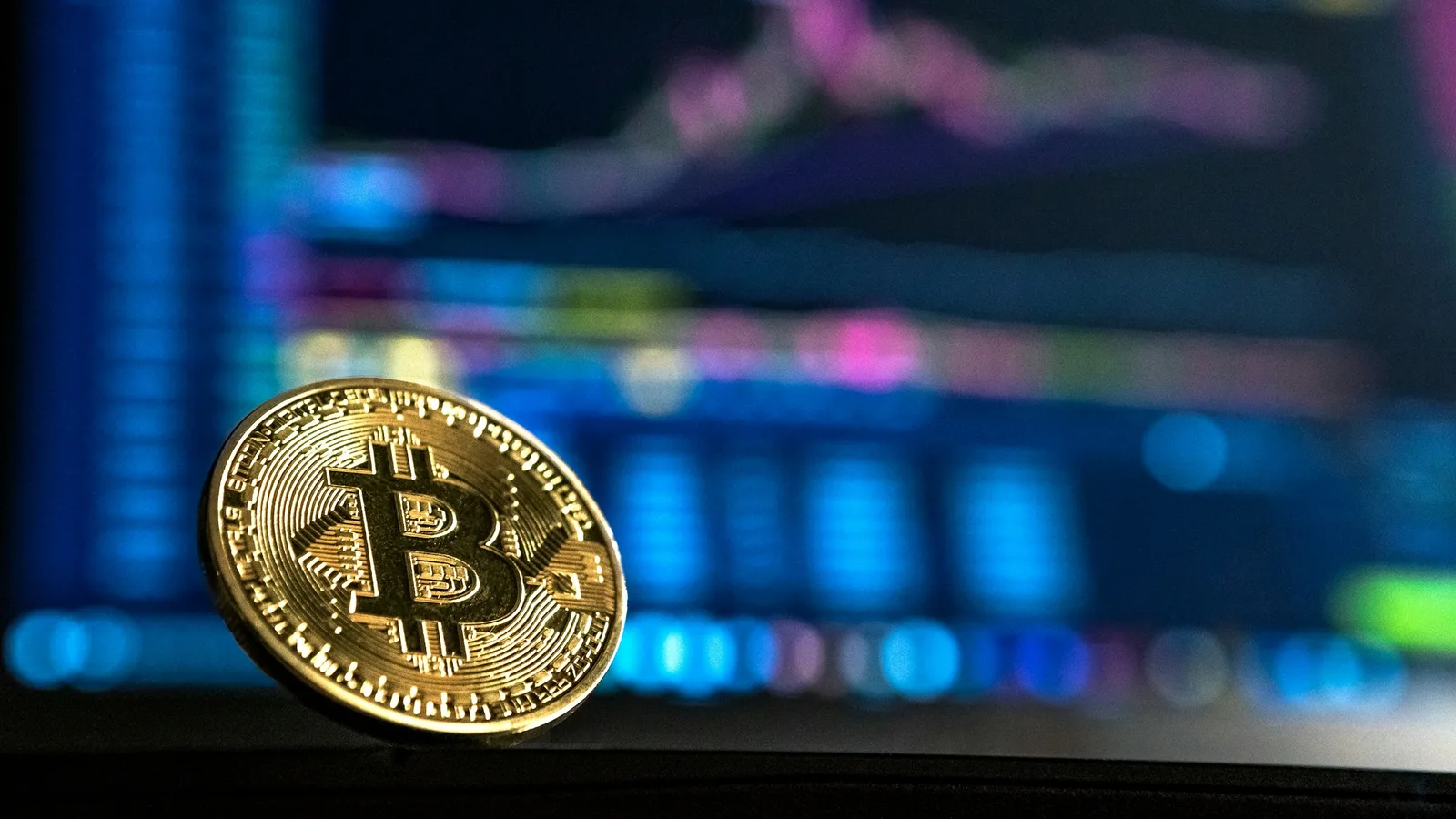 Moneda física de Bitcoin dorada representando el halving de Bitcoin