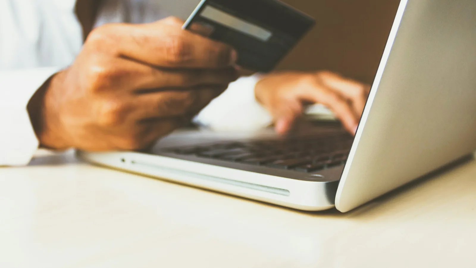 Hardware wallet de criptomonedas junto a un candado simbolizando seguridad