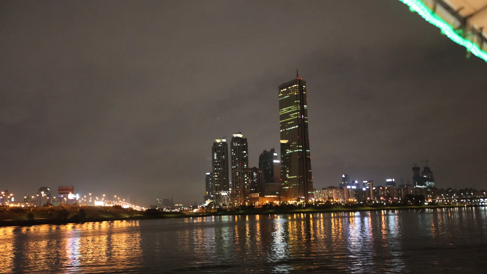 Imagen de archivo: Yeouido, el distrito financiero de Seúl, de noche junto al río Han