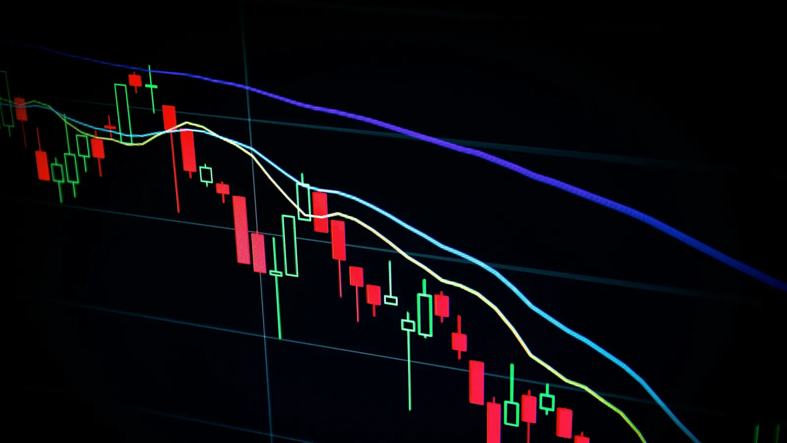 Pantallas de trading mostrando gráficos de criptomonedas en exchanges